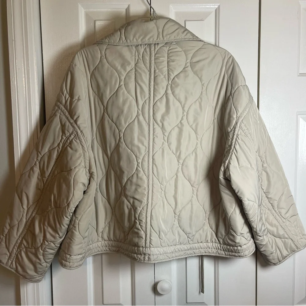Stradivarius jacket quilted cropped fully zip chic Size Large‎ T19